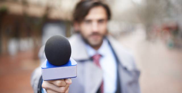 Periodista durante una entrevista.