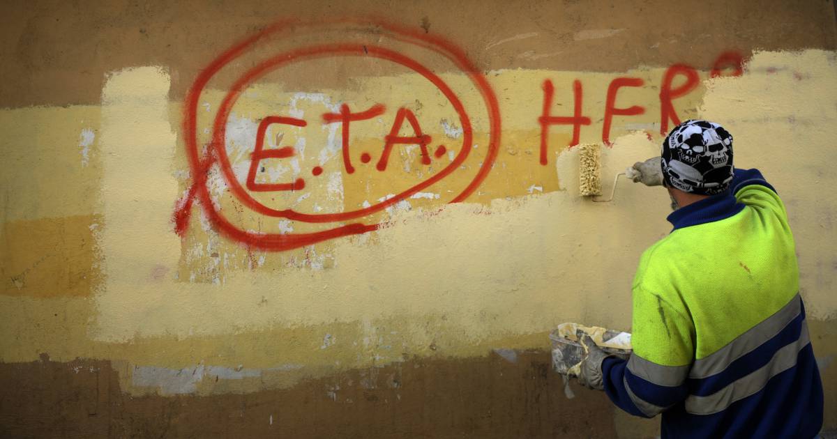 Un trabajador borra una pintada en Gernika, en 2011.