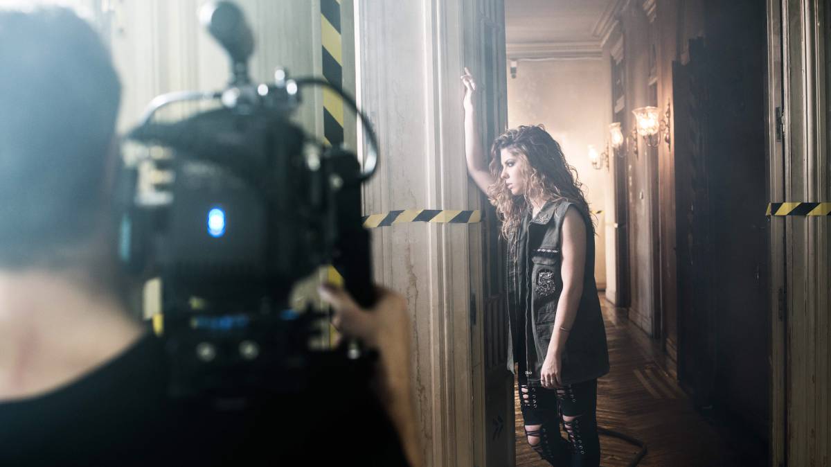 Miriam en el rodaje del videoclip de 'Hay algo en mí'.