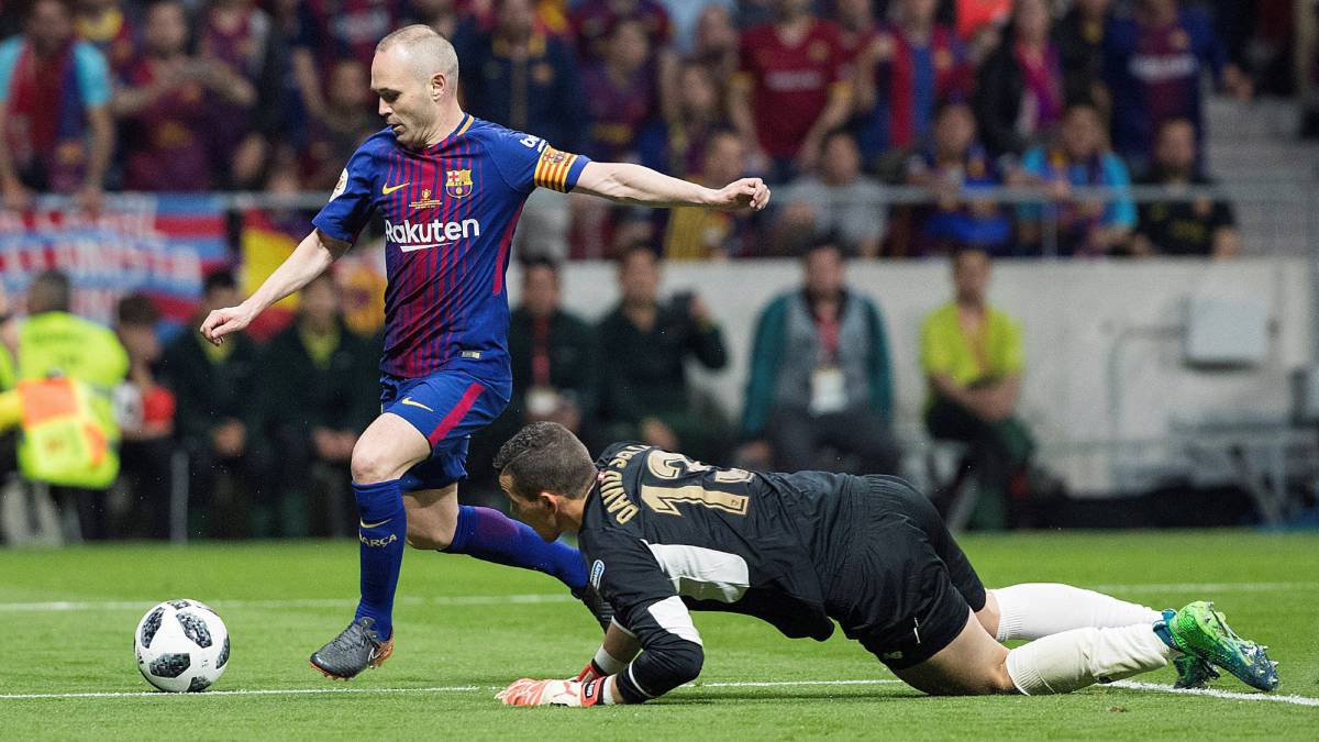 Andrés Iniesta (i), supera a David Soria para marcar gol.