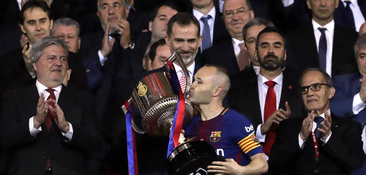 Andres Iniesta besa la Copa del Rey.