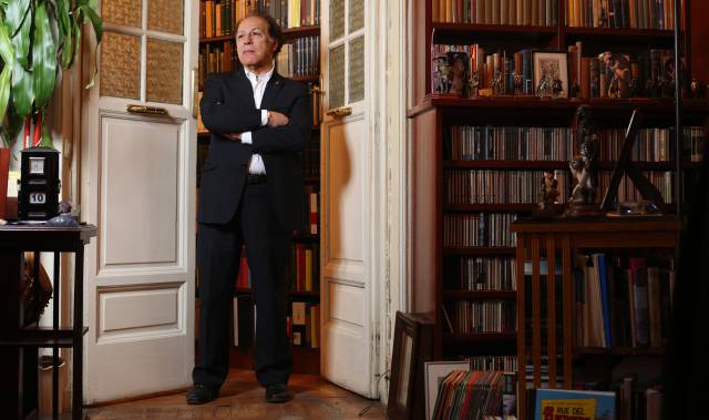 Javier Marías, en su domicilio de Madrid.