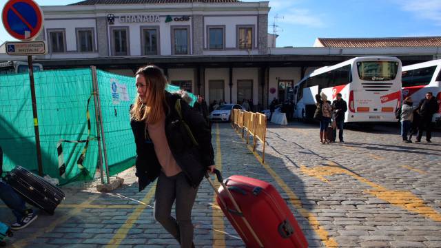 Una viajera baja del bus que conecta con Granada.