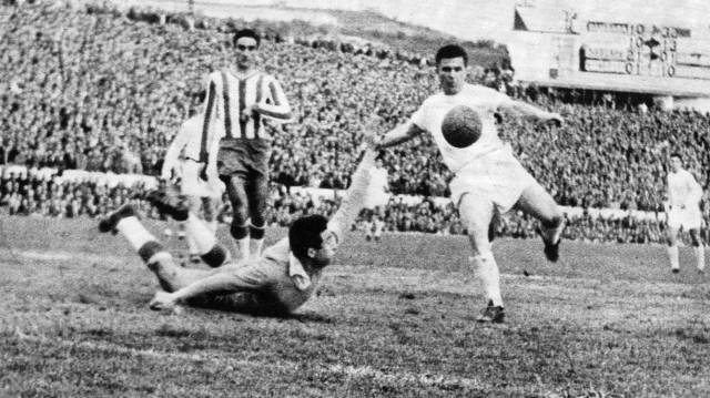 Puskas marca un gol ante Piris en la temporada 1959-1960.