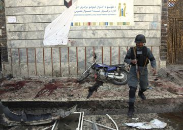Atentado suicida contra un centro electoral en Kabul, en imágenes