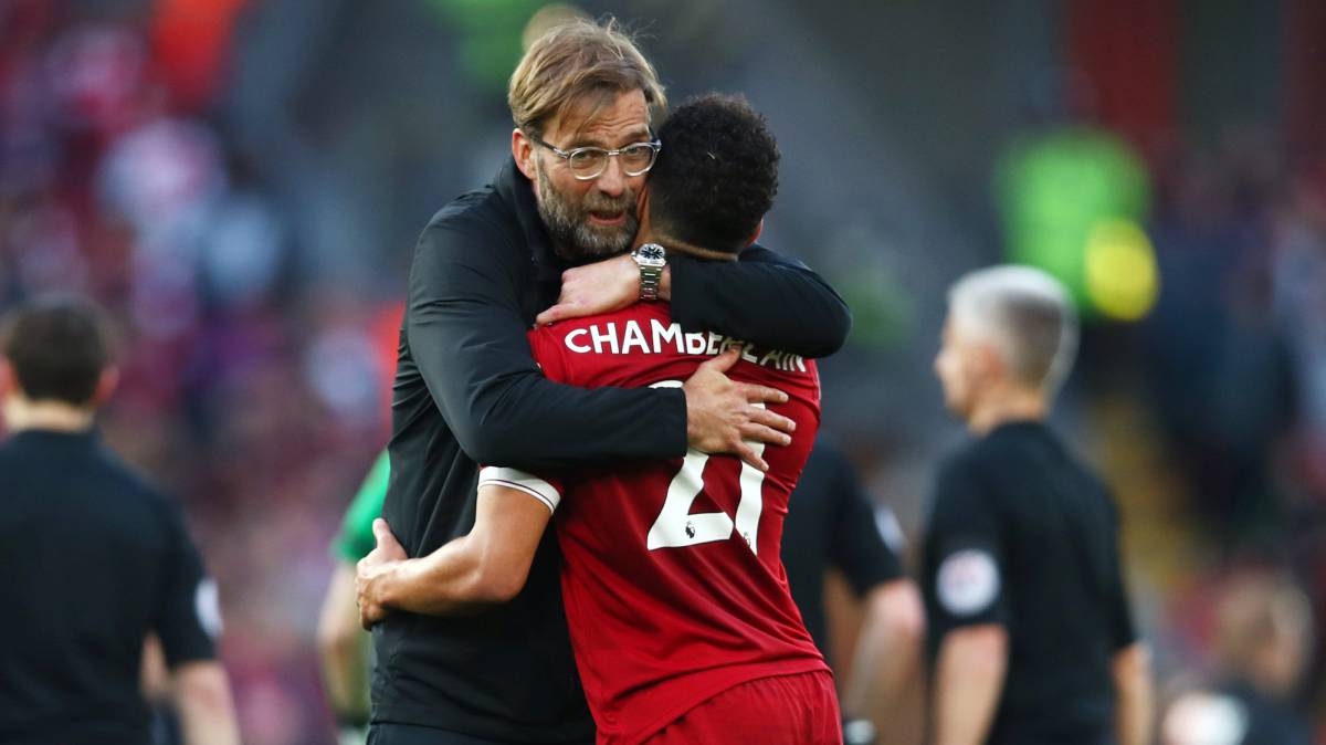 Klopp se abraza a Oxlade-Chamberlain en Anfield.