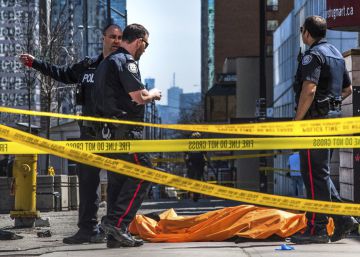 Una furgoneta atropella a varios peatones en Toronto