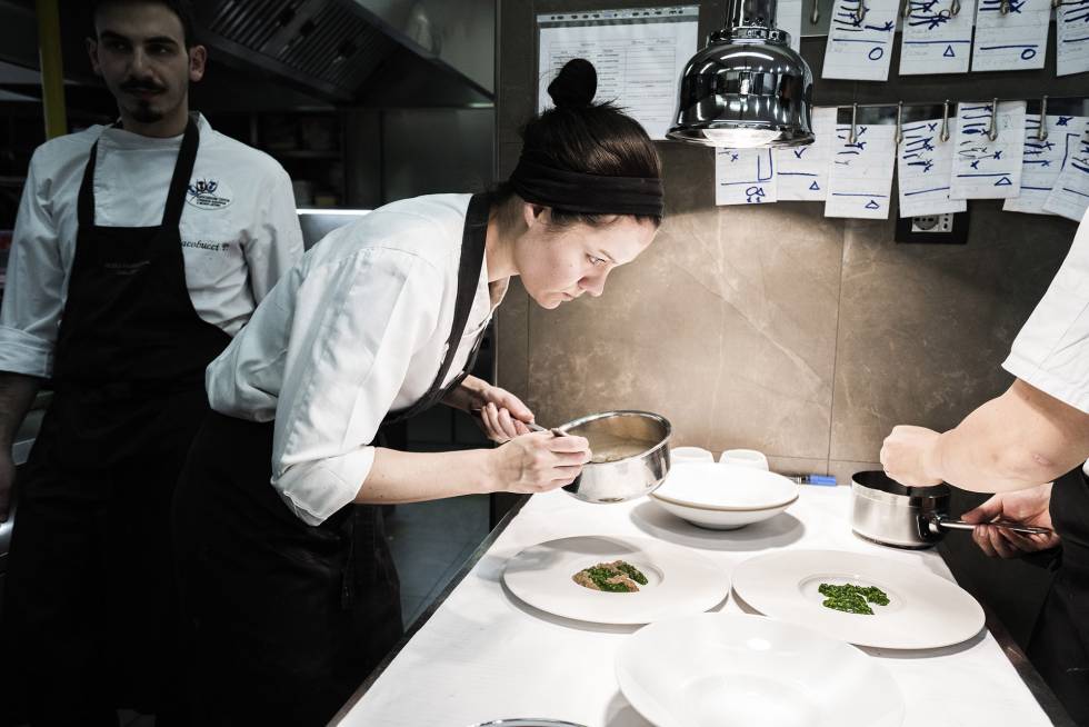 Jessica Rosval, 'chef de partie', montando un plato.