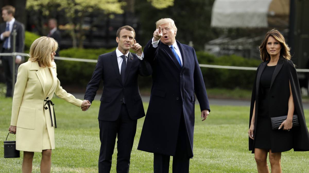 Macron y Trump con sus esposas en la Casa Blanca.