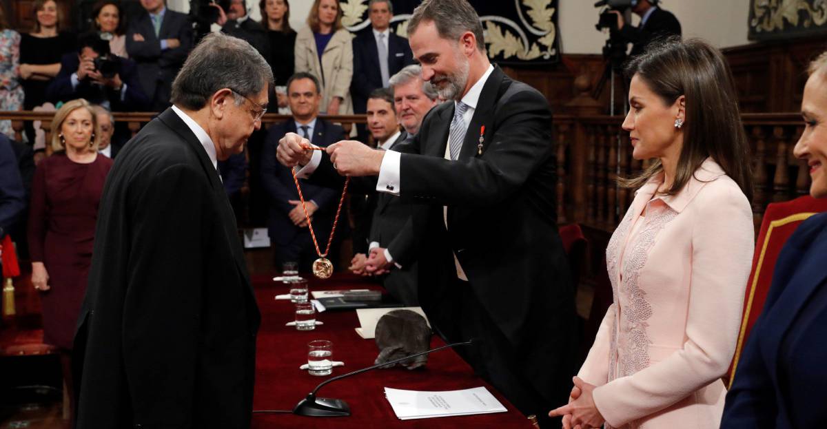 Los Reyes imponen la medalla del Premio Cervantes al escritor nicaragüense Sergio Ramírez.