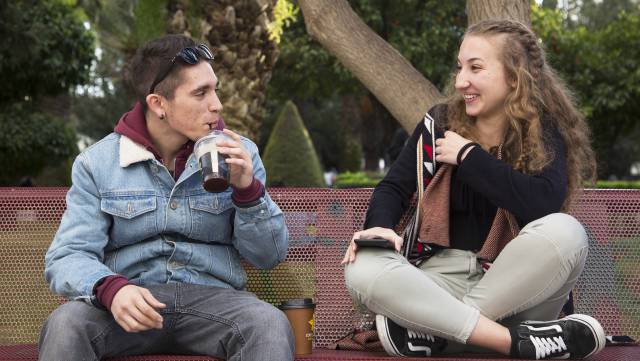 Cristina Lekka, de 19 años, junto a un compañero.
