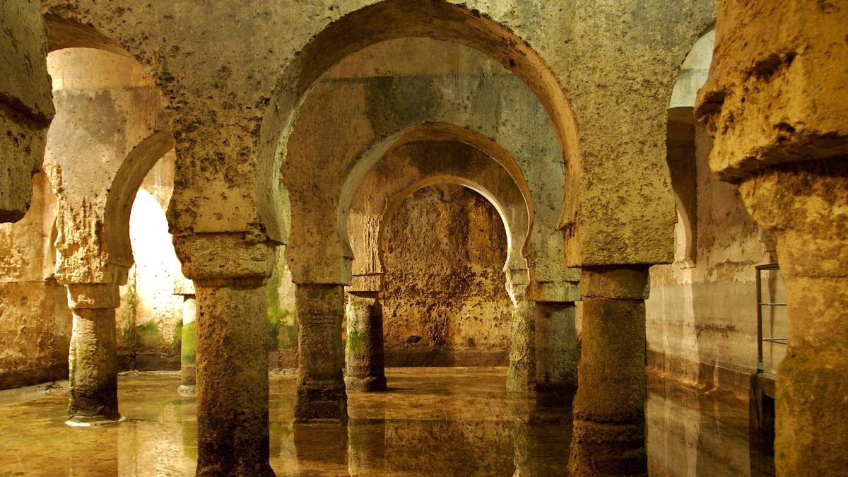 Aljibe hispano árabe del palacio de las Veletas (Cáceres).