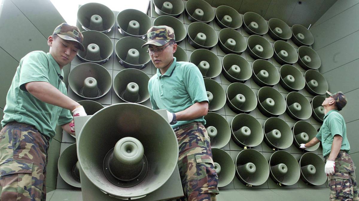 Soldados surcoreranos remueven altavoces de propaganda.