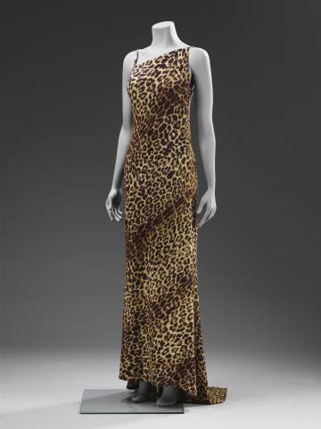 Vestido de noche realizado en viscosa y rayón.