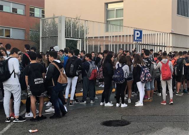 Alumnos del IES El Palau de Sant Andreu de la Barca de Barcelona se manifiestan para pedir respeto hacia los hijos de guardias civiles en octubre pasado.