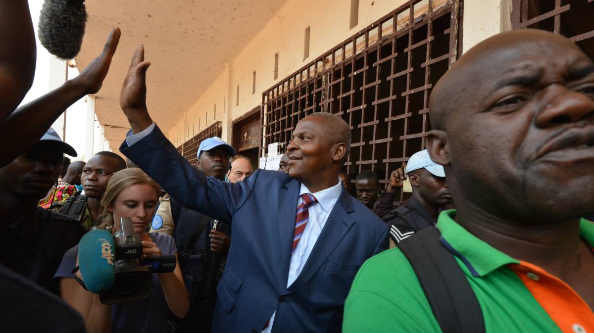 El presidente Touadéra, tras votar en 2016.