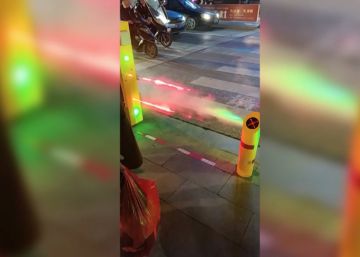 China coloca semáforos que mojan a quienes cruzan en rojo