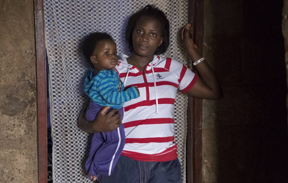 Joan Gwokyalya con su bebé.
