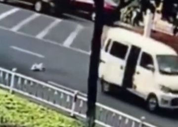 Un bebé cae de una furgoneta en China (y sale ileso)