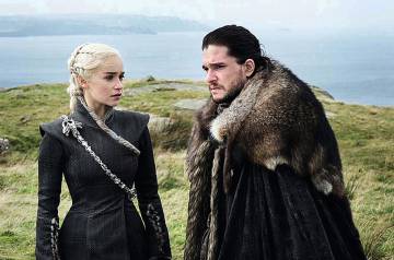 Los intérpretes Emilia Clarke y Kit Harington, en 'Juego de tronos'.