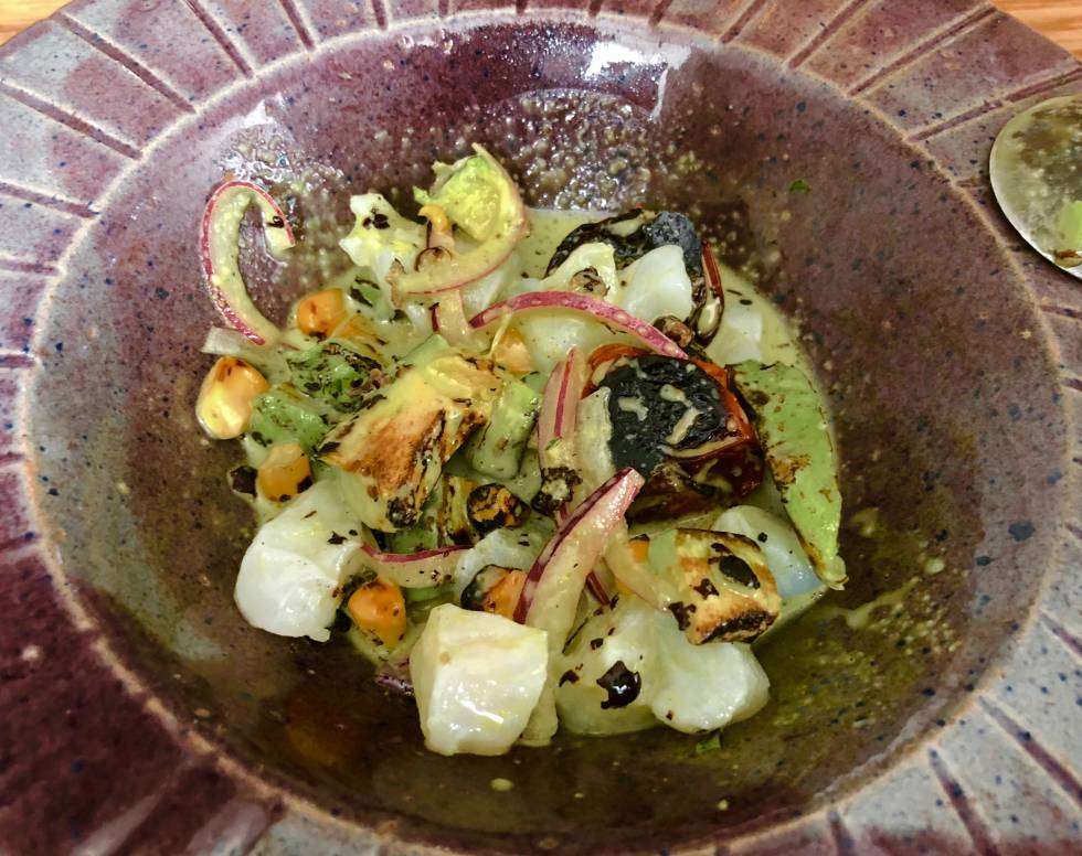CEVICHE TATEMADO CON RAPE Y HORMIGAS CHICATANAS MOLIDAS EN EL MOLCAJETE CAPEL
