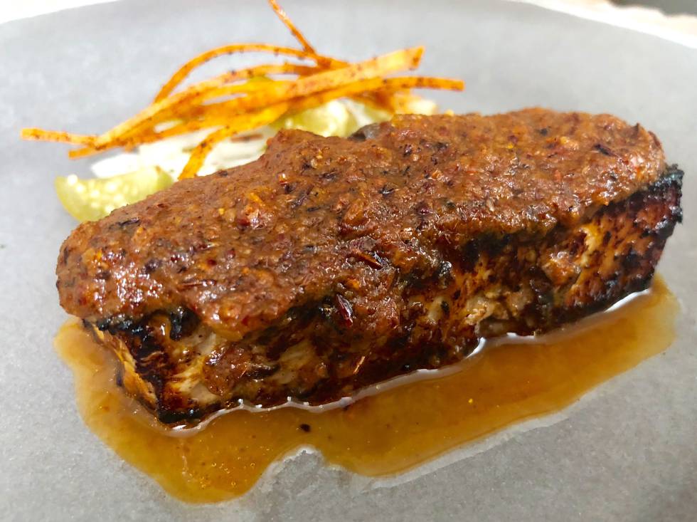 PANCETA DE IBÉRICO A LA SALSA DE CHAPULINES DE ALFALFA CON CHILE DE ÁRBOL CAPEL