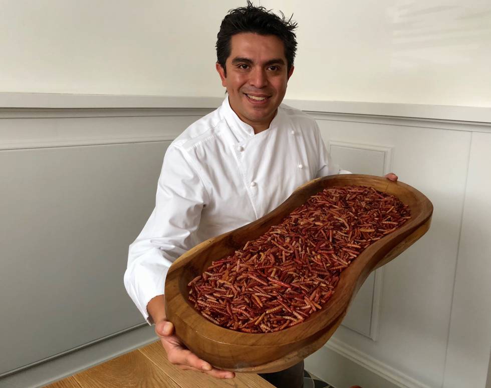 ROBERTO RUIZ CON UNA BANDEJA DE CHINICUILES CAPEL