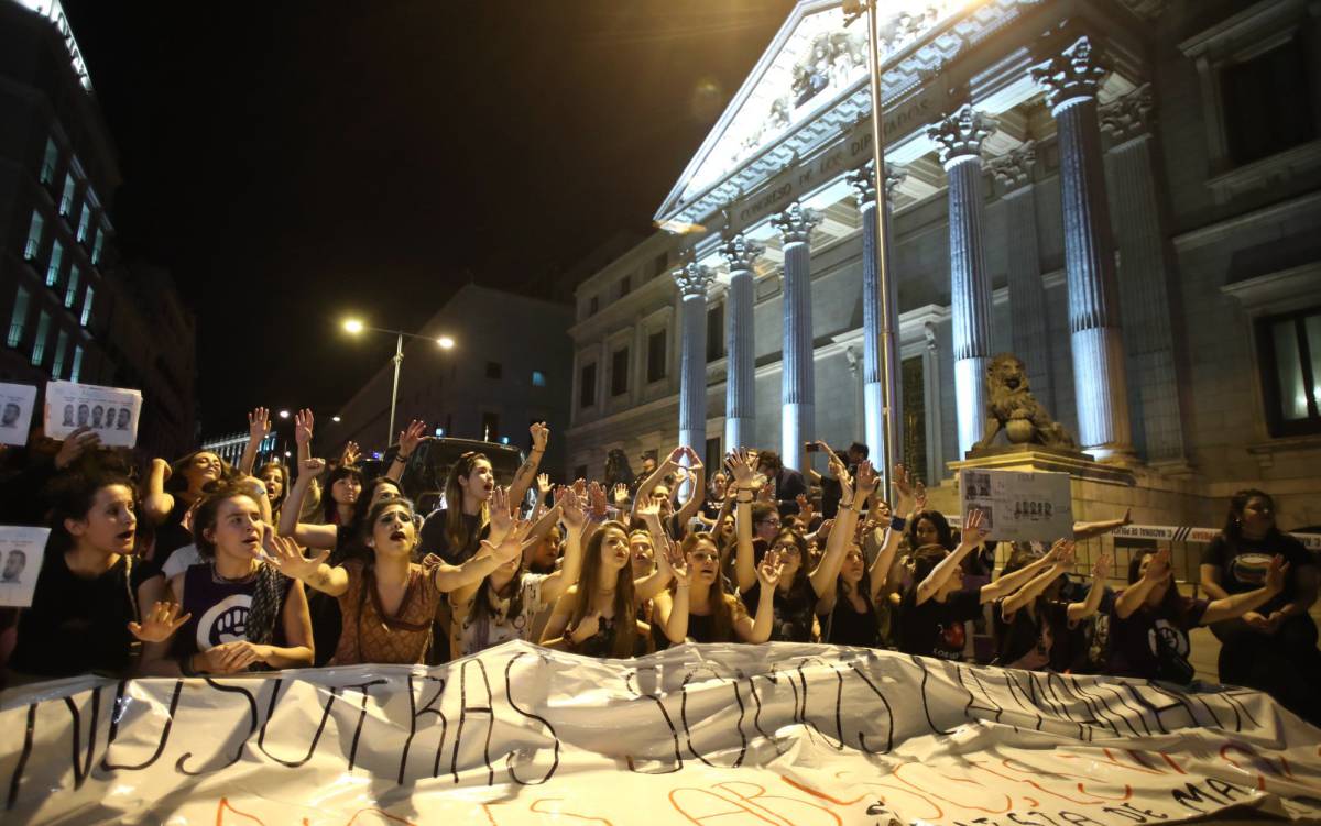 Concentración en protesta por la sentencia frente al Congreso.