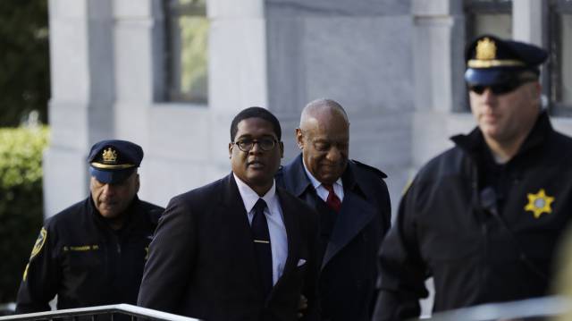 Bill Cosby entrando a los juzgados.