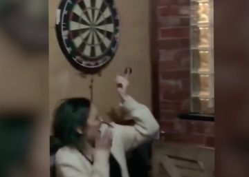 Un hombre le clava un dardo en el ojo a su pareja cuando bromeaban con unos amigos