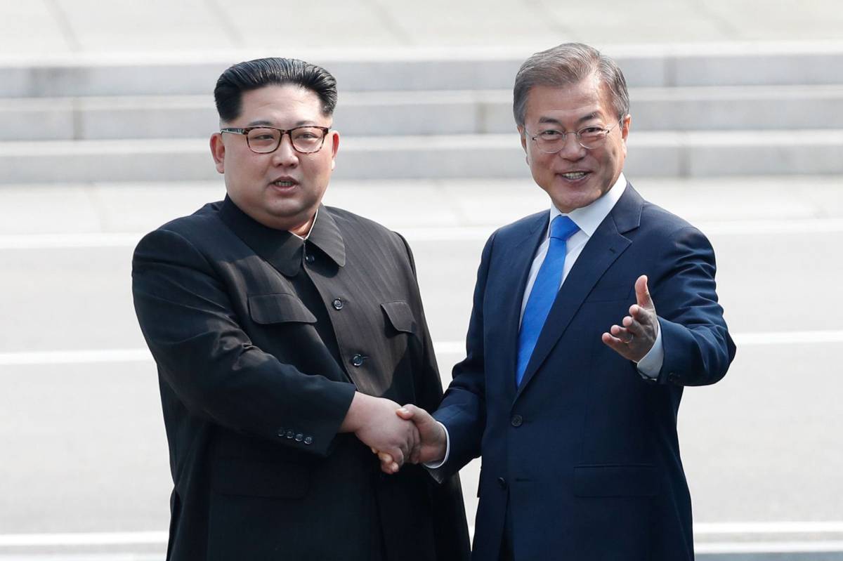 Kim Jong-un saluda a Moon Jae-in en Corea del Sur.