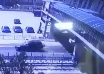 Un hombre se cae de un puente e impacta contra un coche en marcha