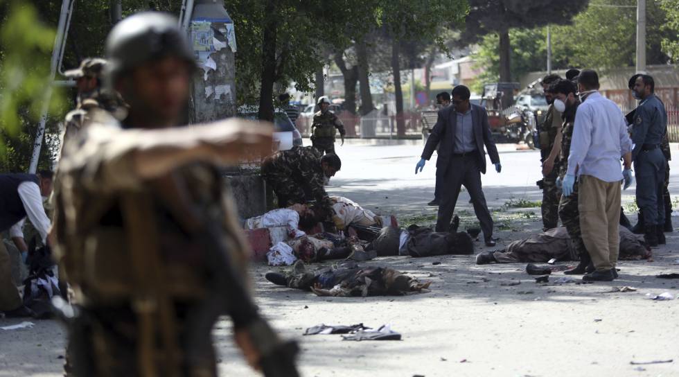Víctimas yacen en el suelo tras el atentado en Kabul, Afganistán.