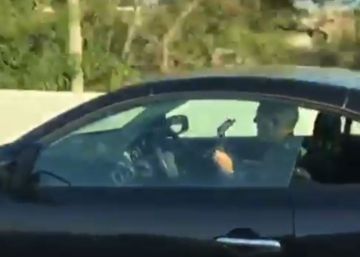 Grabado un conductor tocando la guitarra mientras conducía en Mallorca