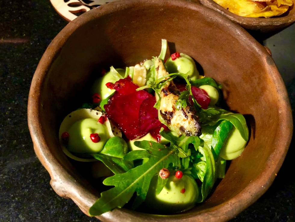 ENSALADA DE AGUACATE CON PATO AHUMADO A LA PIMIENTA ROSA CAPEL
