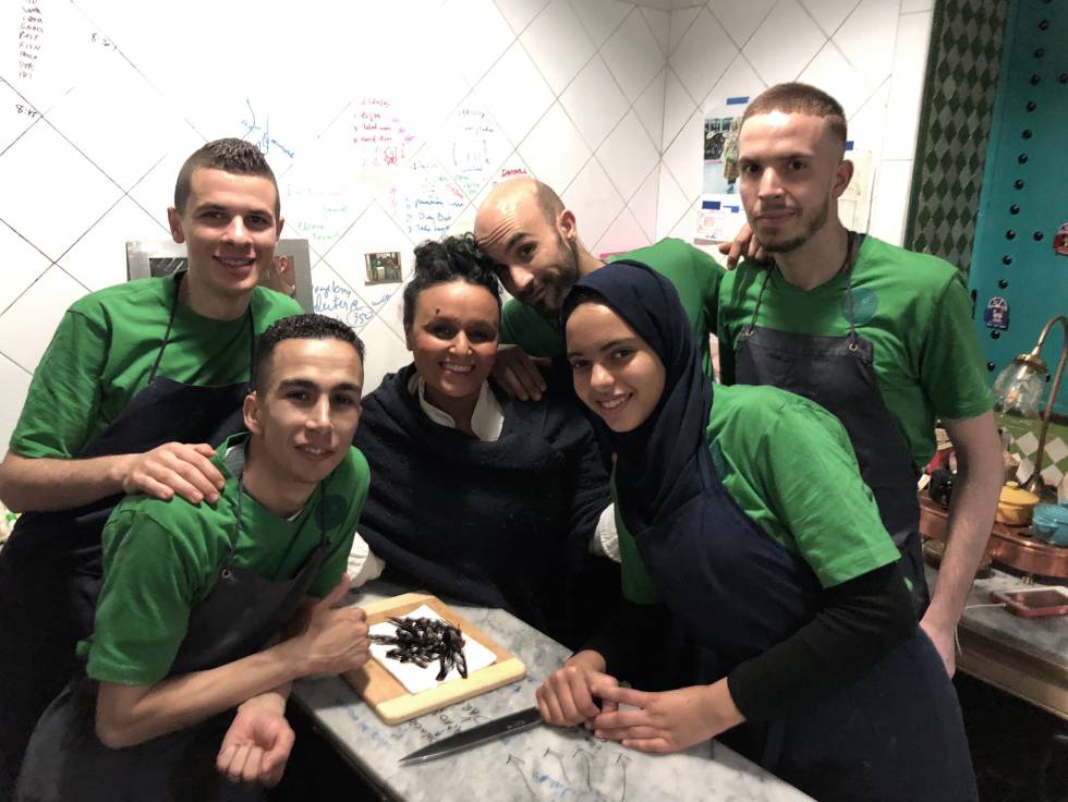 NAJAT KANAACHE CON SU BRIGADA DE COCINA, TODOS JÓVENES MARROQUÍES CAPEL