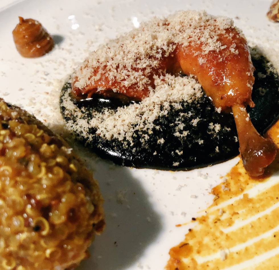 CODORNIZ SOBRE MOLE NEGRO AL CHOCOLATE AFRICANO CON QUINOA MARROQUÍ CAPEL