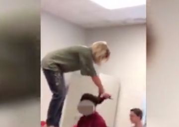 Una profesora dimite después de tirar a un alumno del pelo para despertarle