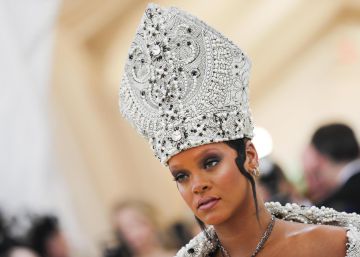 Los tocados de la gala Met 2018: del belén de Sarah Jessica Parker a la mitra de Rihanna