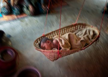 El bebé rohingya que duerme mientras su pueblo, refugiado, se prepara para el monzón