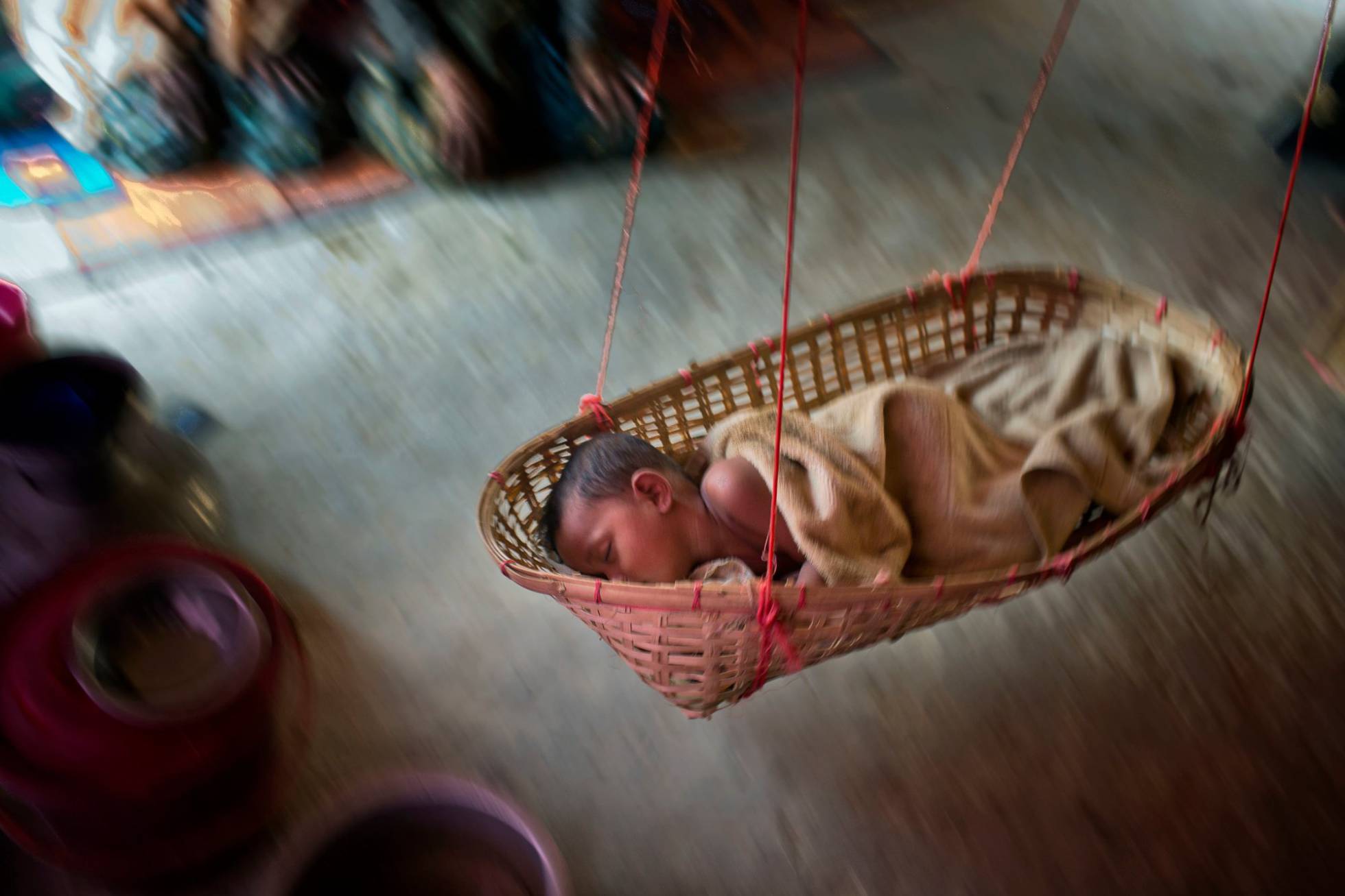 El bebé rohingya que duerme mientras su pueblo, refugiado, se prepara para el monzón