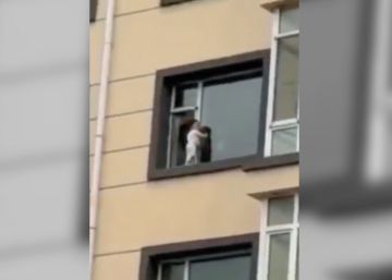 Un niño pequeño pasea por la ventana de una quinta planta