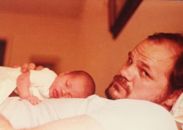 Thomas Markle con Meghan Markle recién nacida en brazos.