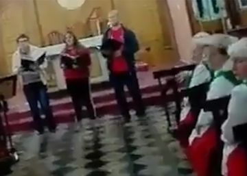 Una mujer interrumpe a un coro eclesial para que retiren un coche de la puerta de su garaje