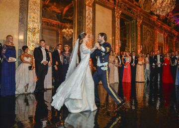 La princesa Sofía y el príncipe Carlos Felipe durante su primer baile tras la boda celebrada en el Palacio Real en Estocolmo (Suecia), el 13 de junio de 2015.