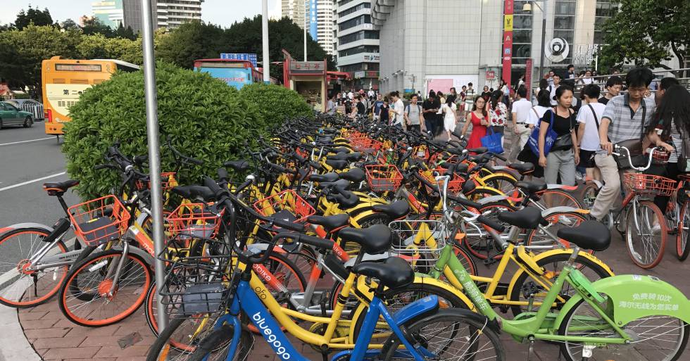 Un ejemplo de bicis sin estación aparcadas sin control en China.