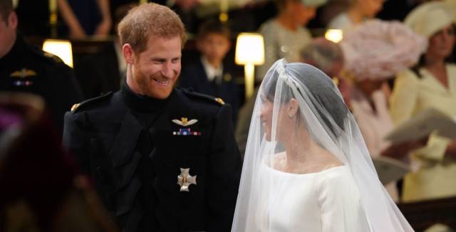 El príncipe Enrique de Inglaterra mira a Meghan Markle tras su llegada al altar de la capilla de San Jorge en el castillo de Windsor.