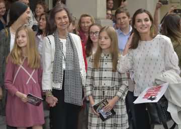 La reina Letizia y sus hijas asisten con doña Sofía al musical de ‘Billy Elliot’ en Madrid