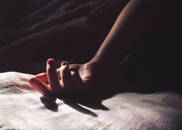 Estique o braço sob os lençóis, coloque a mão sobre seu ombro. Tente sentir aquele ‘vibrato’