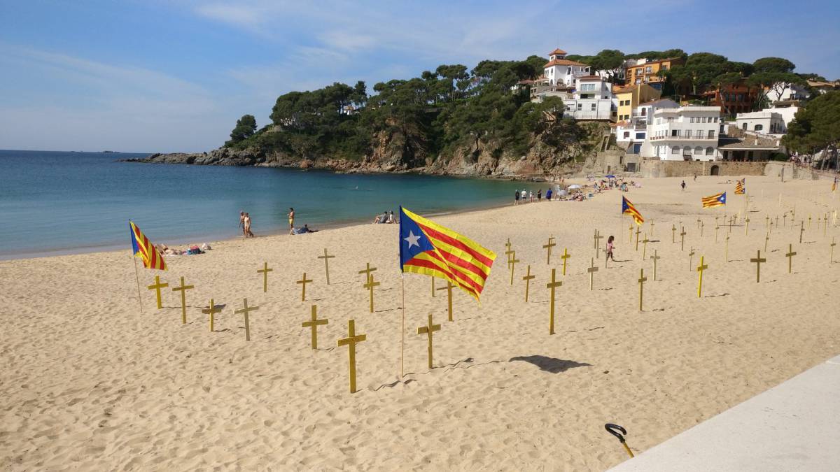 Cruces en una playa de Llafranc (Girona), este pasado domingo.